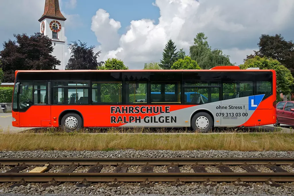 Bild: Busbeschriftung Fahrschule Ralph Gilgen