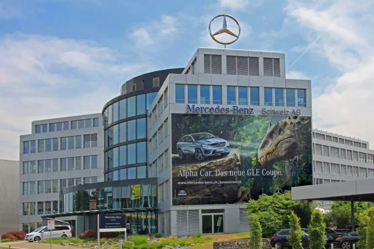 Bild: Fassadenanner Mercedes Benz